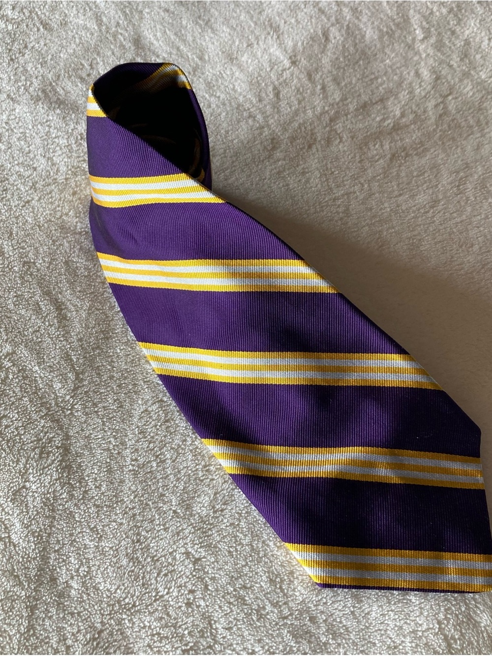BROOKS BROTHERS MAKERS REPP Diagonal stripes. 100% Silk. Purple/gold/white. USA